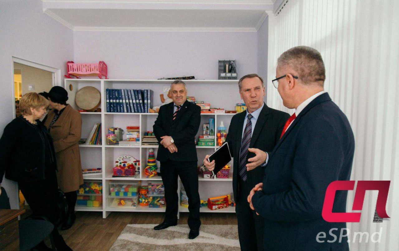 Директор Центра временного размещения и реабилитации детей Валерий Слободян (второй справа) проводит экскурсию по новому отделению.