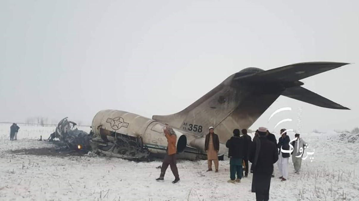 Один из выживших при крушении самолета в Афганистане попросил помощи жестами.