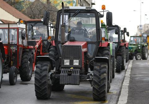 Producătorii de fructe şi legume ameninţă să vină cu proteste spre Chişinău, dacă pînă la ora 18:00 autorităţile nu vor ieşi să negocieze cu protestatarii.
