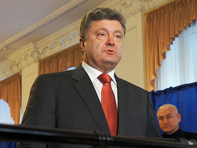 Порошенко отзывает закон об особом статусе Донбасса.