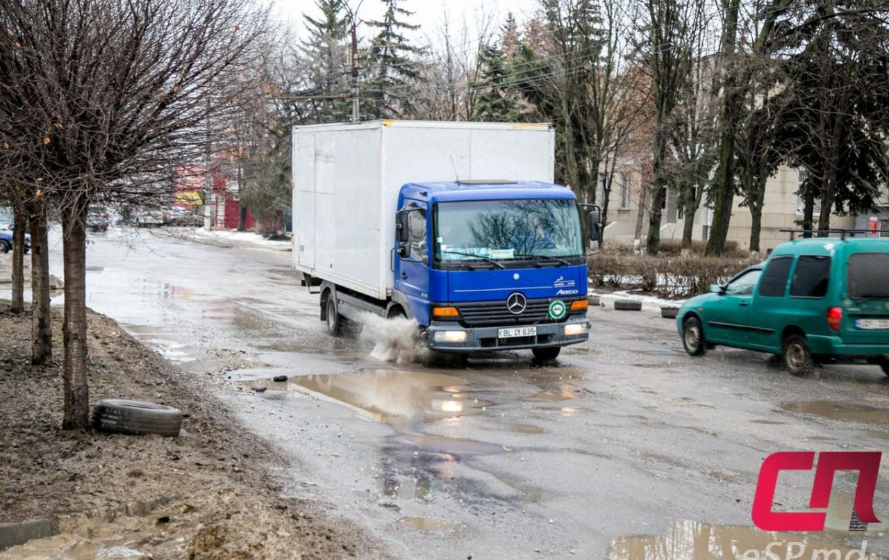 Водители в Бельцах теряют колёса из-за ям на дорогах, наполненных водой