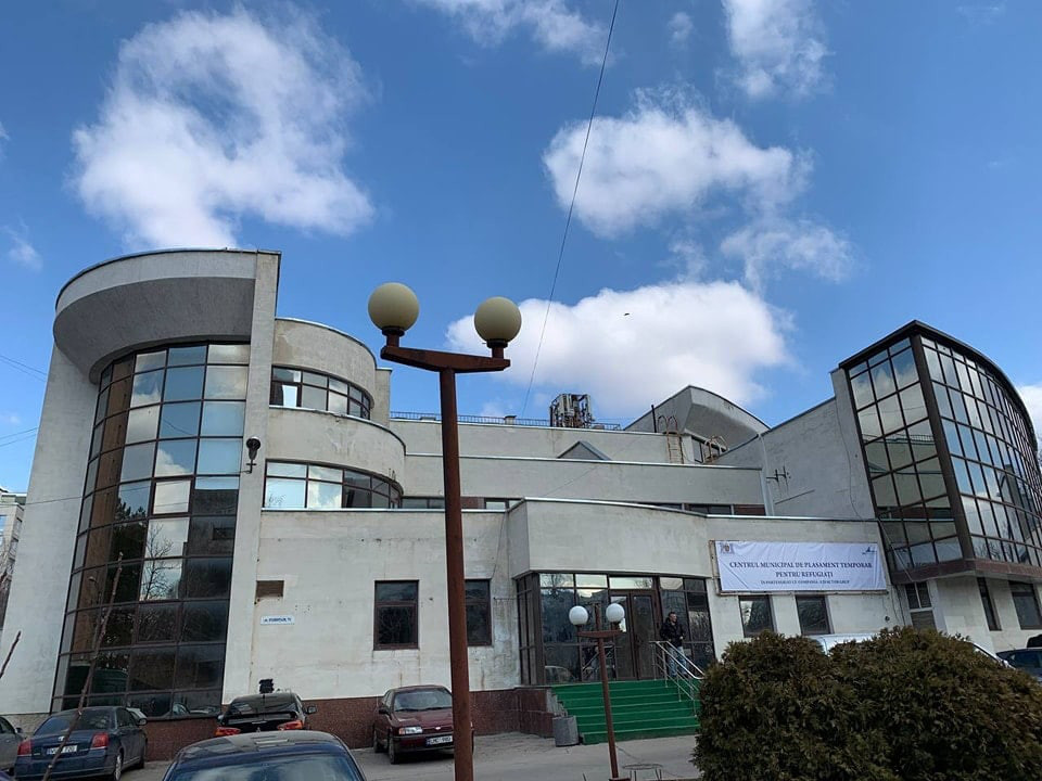 Пункт выдачи продуктов теперь находится в бывшем кинотеатре Lukoil.