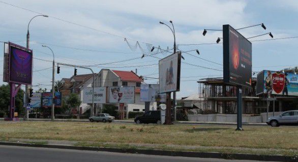 Agenții economici cărora le aparțin panourile au fost avertizați să-și evacueze panourile.