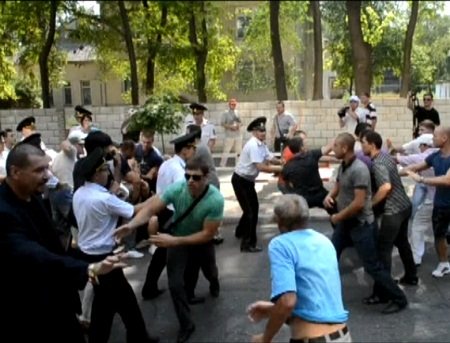 По Уголовному  кодексу им грозит наказание в виде лишения свободы, штрафа или общественно-полезных работ.