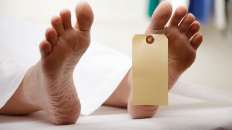 Un cadavru s-a trezit  în morgă şi s-a apucat să bea vodcă. Foto: abcnews.go.com