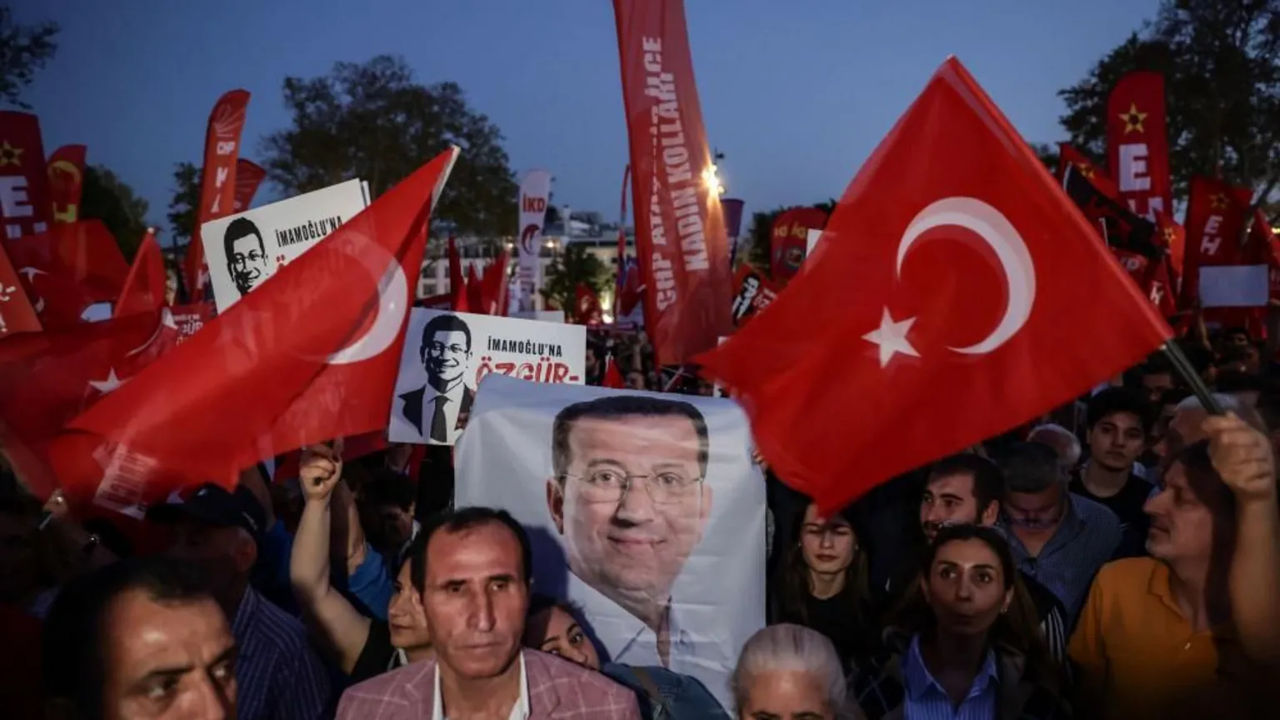 Turcia blochează contul X al primarului din Istanbul.