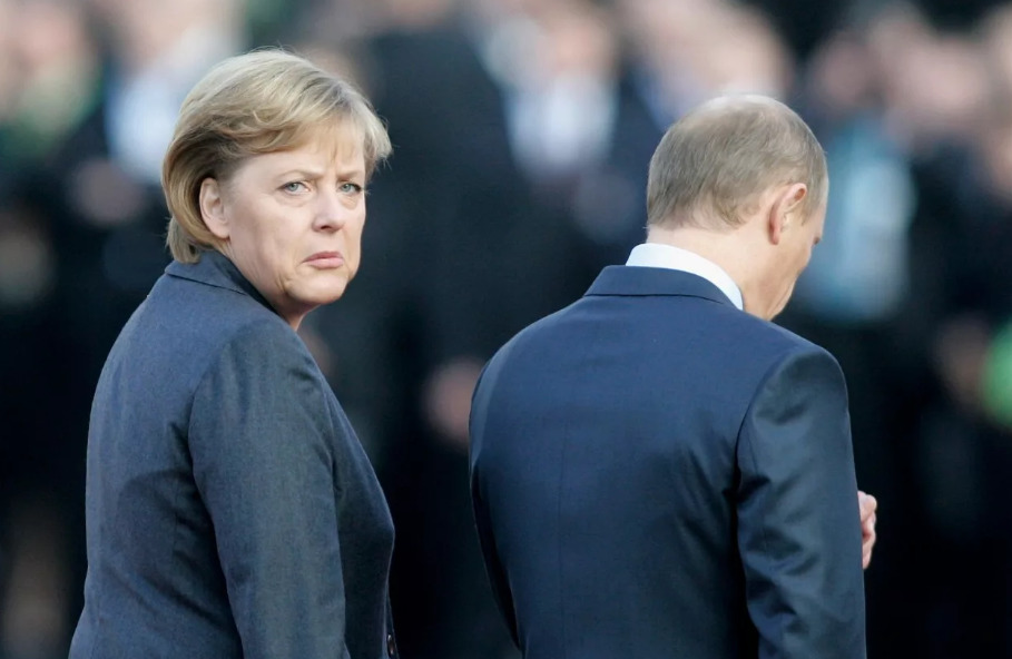 В партии Меркель призвали ввести санкции против России из-за Сирии.