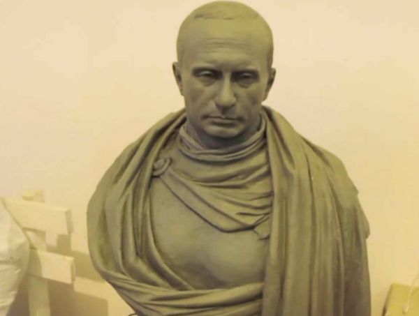 Statuia va fi în stilul împăraților romani și va fi dezvelită luna viitoare. Foto: independent.co.uk