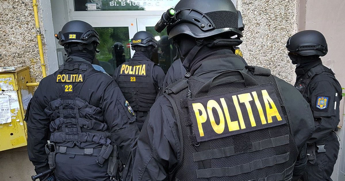 Percheziții într-un dosar privind migrarea ilegală: 30 pașapoarte false, confiscate.