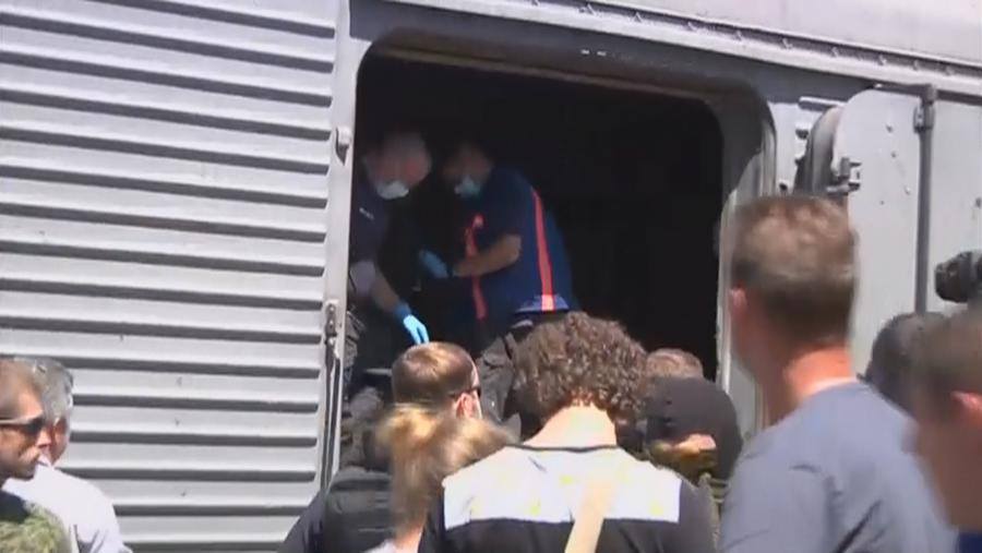 Поезд с двумя сотнями тел погибших стоит на первом перроне вокзала Тореза под охраной ополченцев ДНР, сообщает РИА Новости.