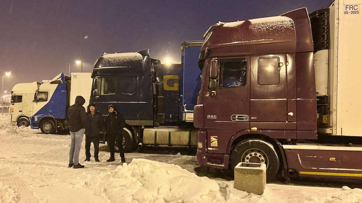 Польские дальнобойщики вновь блокируют КПП на границе с Украиной.