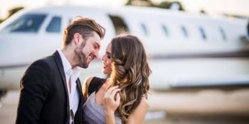 Doi pasageri ai unui avion s-au îndragostit fulgerător și ce-a urmat aproape a deturnat zborul. 
