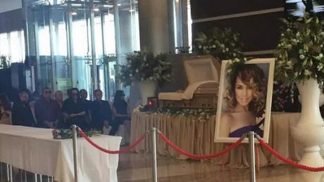 Rude, prieteni şi admiratori au venit, astăzi, să îşi ia rămas bun de la interpreta Janna Friske. Foto: publika.md