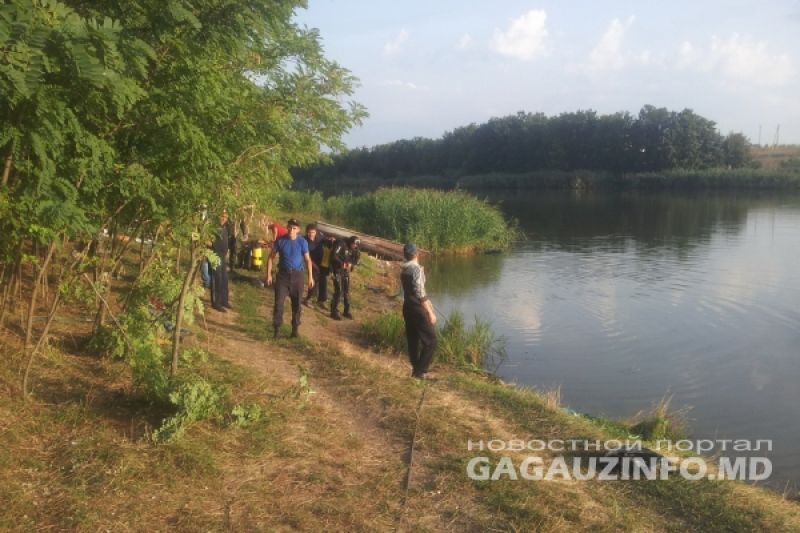 O familie a ajuns cu maşina în lac. Băiatul de 8 ani a murit înecat. Foto: gagauzinfo.md