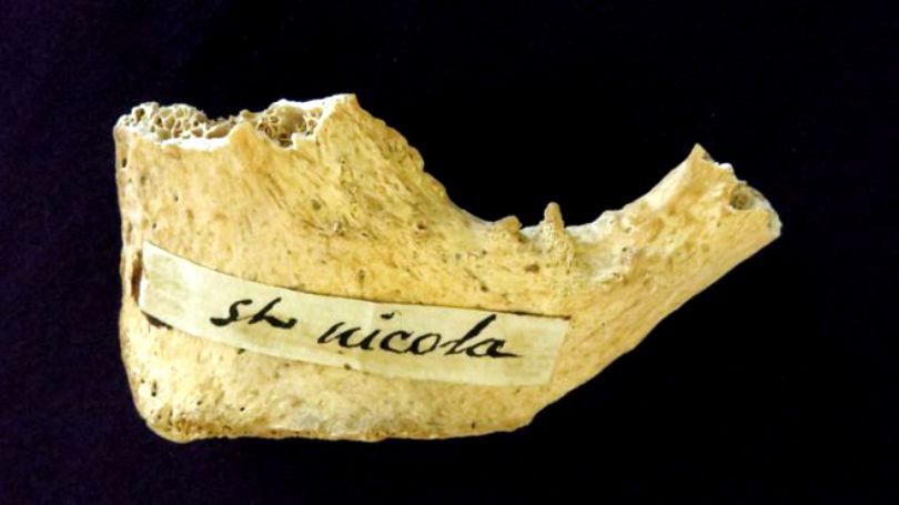 Oamenii de știință au confirmat vechimea unui posibil fragment de os al Sfântului Nicolae. 