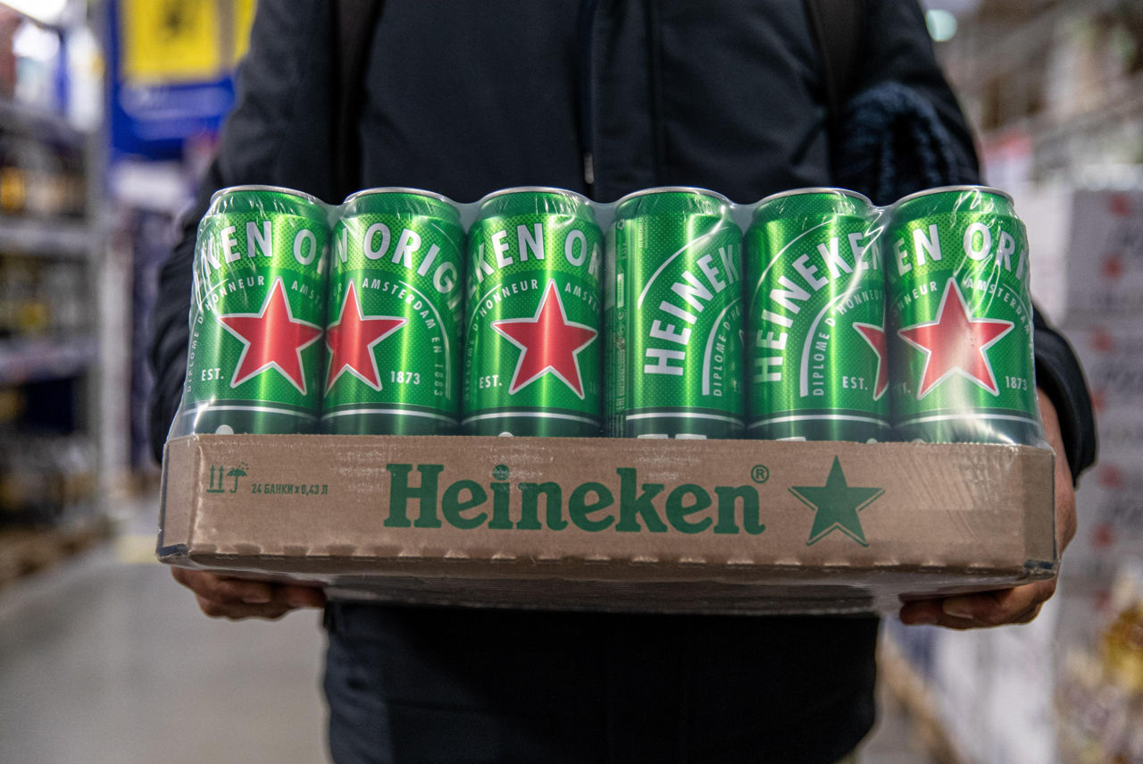 Heineken уволит до 6000 сотрудников на фоне снижения спроса на пиво.