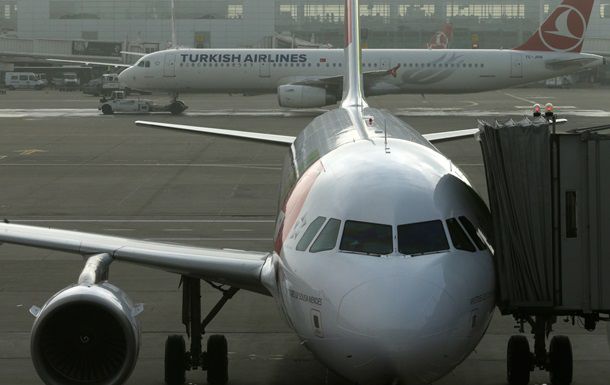 Turkish Airlines заявила, что клиенты, купившие до 18 февраля билеты, смогут сдать их или бесплатно обменять на более позднюю дату.