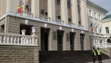 Comisarul şi vicecomisarul nu au comentat deocamdată situaţia.