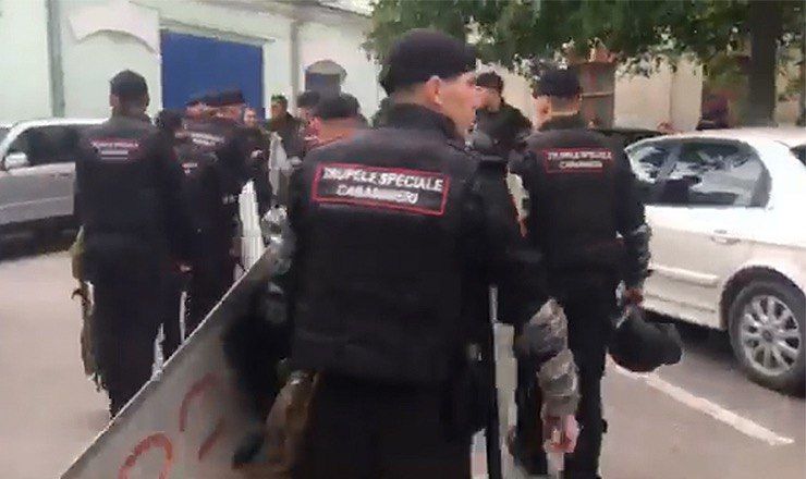 Десятки полицейских, вооруженных щитами и резиновыми дубинками, наводнили двор примэрии муниципия Кишинев.