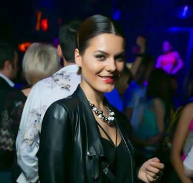 Asistenta preşedintelui Partidului Liberal Alina Zotea nu oboseşte să bucure publicul cu talentele sale.