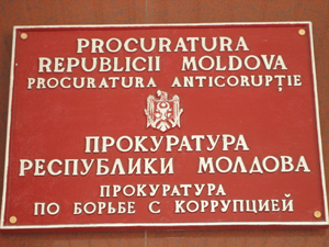Reprezentanții Unității de gardă de la Comisariatul de poliție Ciocana nu le-au permis  ofițerilor de la CCCEC accesul în clădire. 