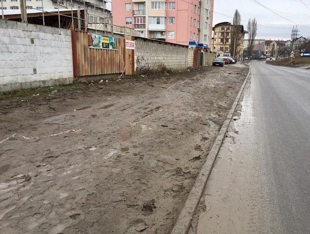 Жители Дурлешт возмущены состоянием тротуара.