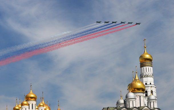 Украина не сможет перестроиться без России, так как слишком зависит от нее экономически, считает издание.