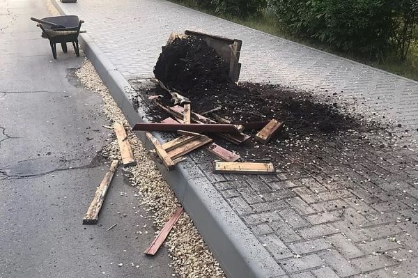ДТП в Вулканештах: машина снесла цветочный вазон.