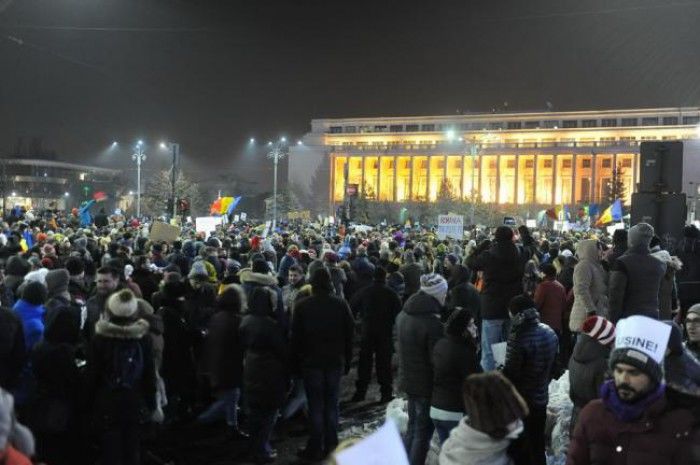 Moldovenii ies în stradă, în semn de solidaritate față de români. Foto: Jurnalul Național 