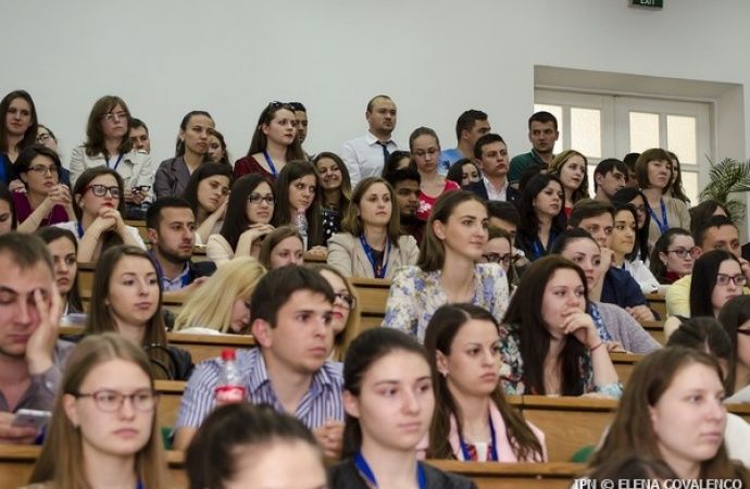 Молодые люди недовольны тем, как развивается демократия.