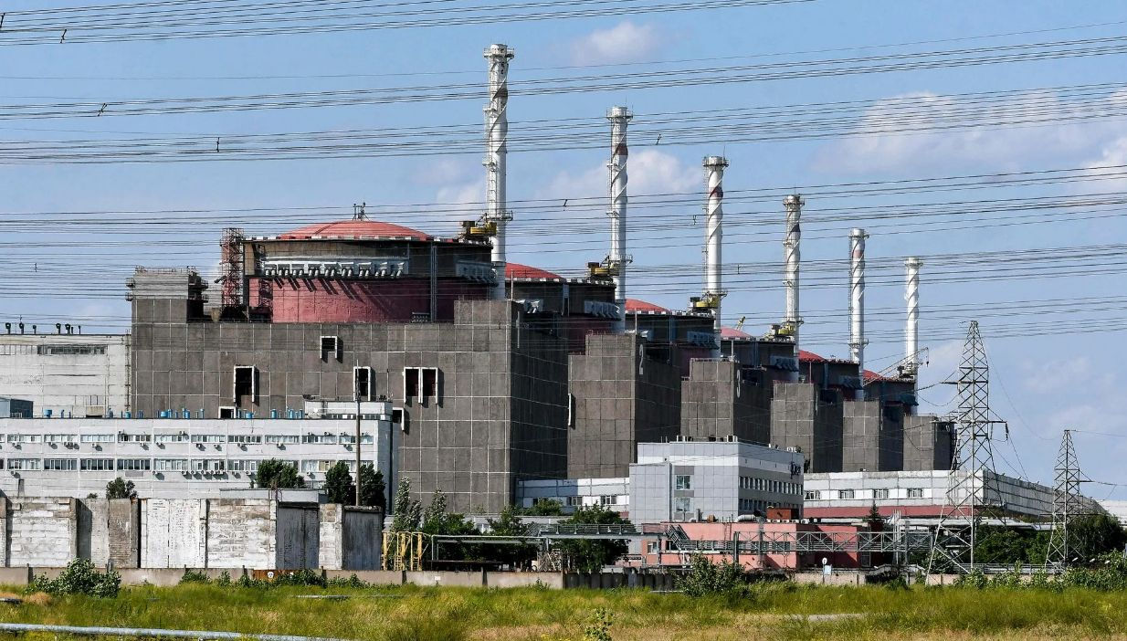 Эксперты МАГАТЭ сообщили о взрывах и стрельбе неподалеку от ЗАЭС.