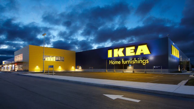 Ikea își schimbă strategia, pentru a face față concurenței. Compania intră în mediul online
