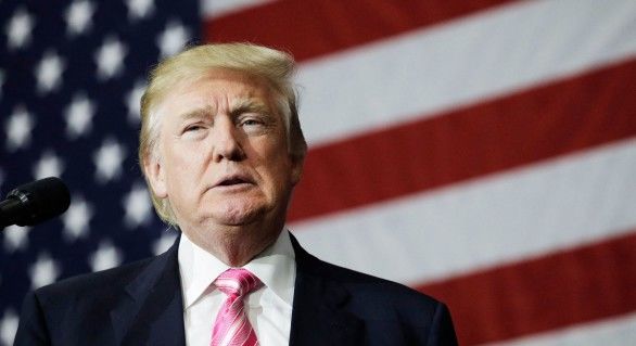 Analiștii susțin că o victorie a lui Trump ar prăbuși dolarul în 24 de ore.