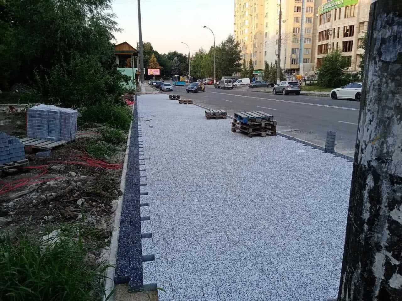 Идут работы по восстановлению одного из парков на Ботанике.