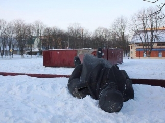 В Городе Фастов Киевской области неизвестные сегодня утром снесли памятник Ленину. Фото: vesti.ua
