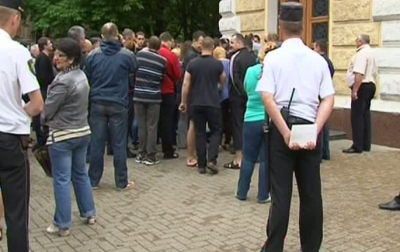 Около 200 торговцев с Центрального рынка вышли этим утром к зданию столичной мэрии с протестом. 