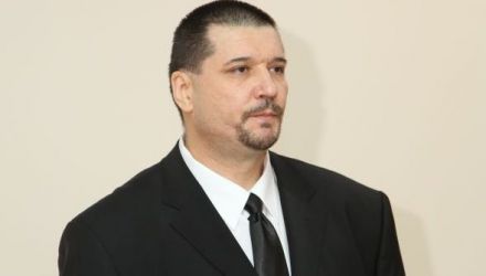 Oficialul a predat încă de săptămâna trecută automobilul de serviciu. 