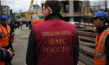 Moldovenii care sunt plecați la muncă în Federația Rusă ar putea fi obligați să cumpere polița de imigrare. 