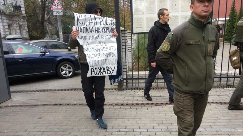 В Киеве напали на акцию протеста в защиту курдов.