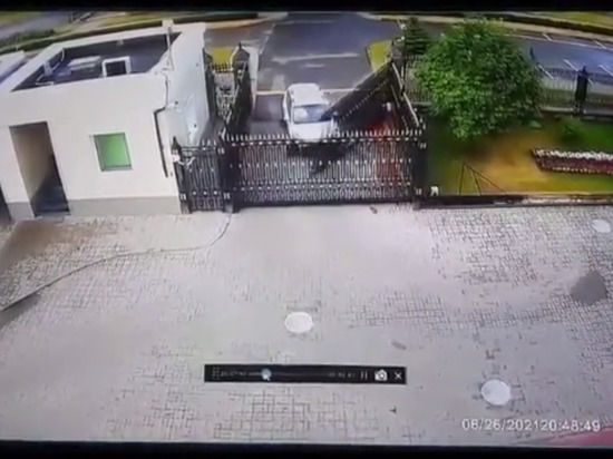 В Минске мужчина протаранил на автомобиле ворота посольства России.