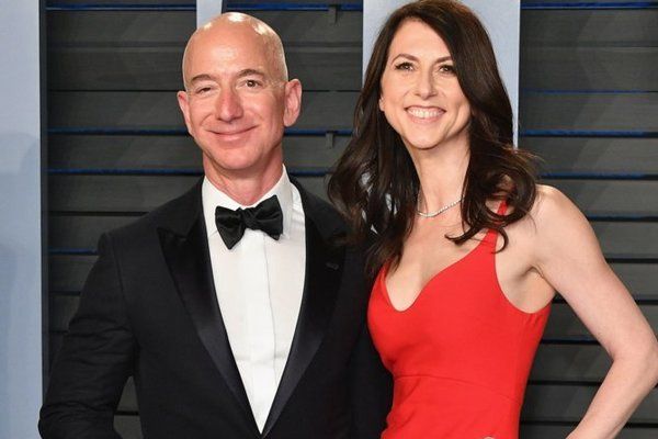 Стало известно, что глава Amazon Джефф Безос разводится с женой Маккензи из-за измены. 