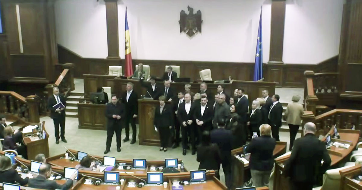 Фон Хебеля назначили в комиссию Vetting: оппозиция с криками "Позор" блокировала трибуну.