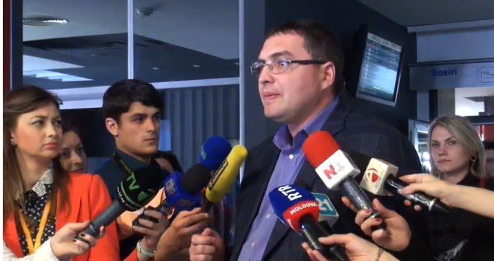 Usatîi întâmpinat cu pâine și sare, aplauze și urale la Aeroport. Foto: moldova24.info