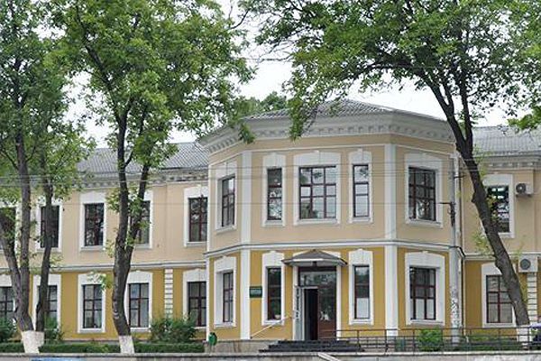 Идея создания аллеи принадлежит ректору Иону Абабию.