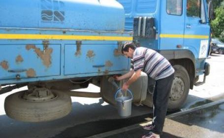 Поставщик обещает, что отправят цистерны с питьевой водой.