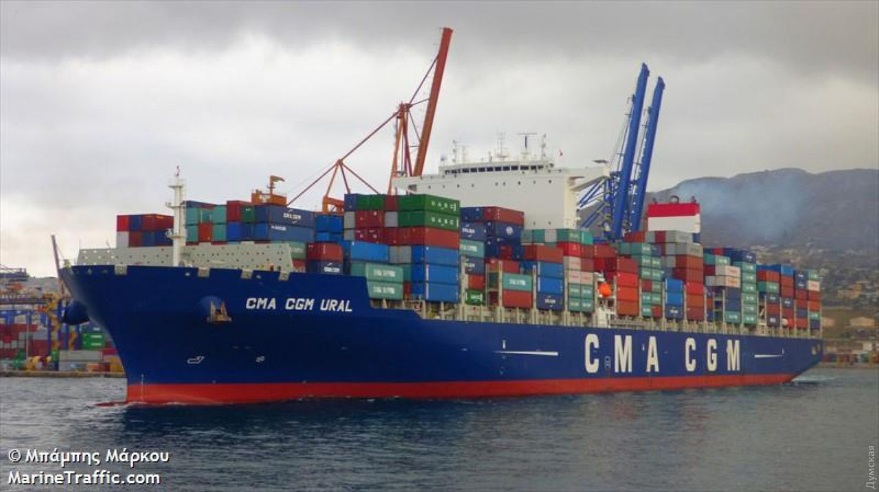В одесский порт спешит трехсотметровый контейнеровоз CMA CGM URAL.