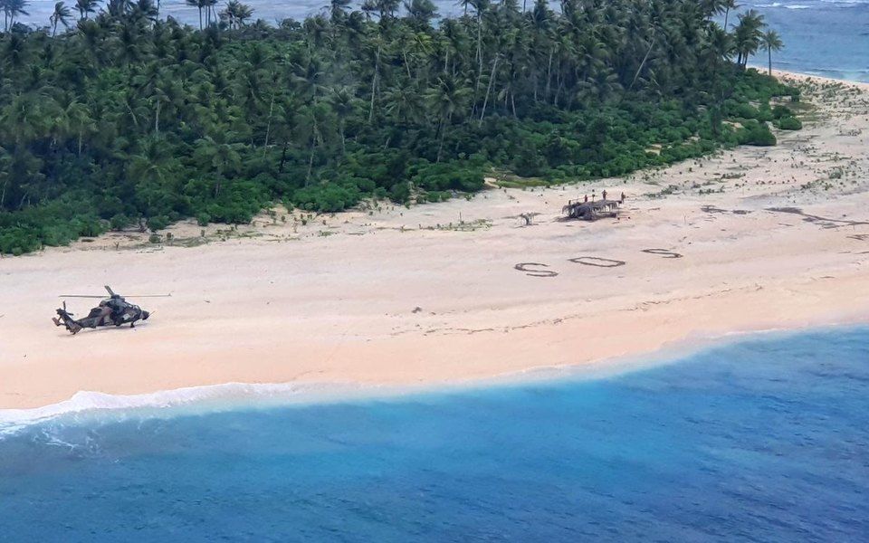 Пропавших в океане нашли на необитаемом острове по надписи SOS на песке. Фото: defence.gov.au.