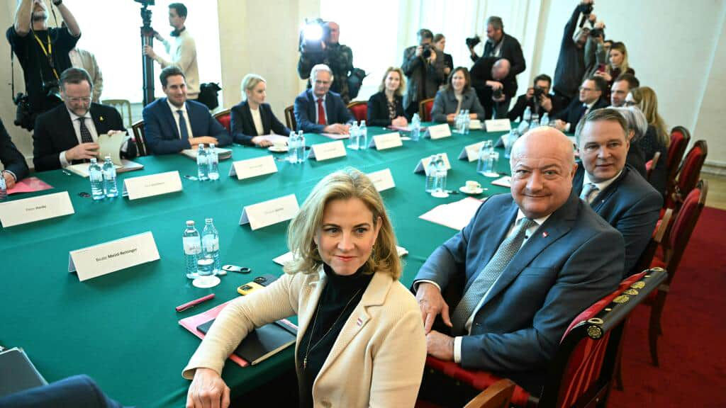 Austria îngheață salariile înalților oficiali.