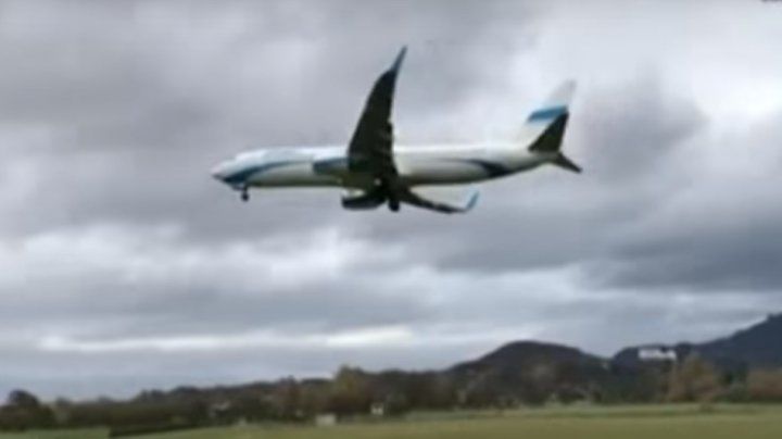 Aterizare cu ghinion: Un avion atinge pista apoi decolează din nou