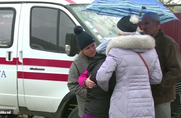 Мать погибшего ребенка в шоке, с ней работают психологи. Отец должен вернуться из-за границы. 